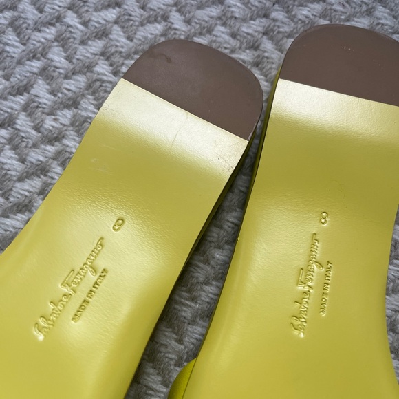 Ferragamo yellow leather slides. Size 38 - Picture 5 of 6